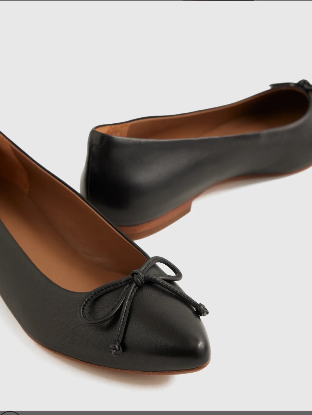 Quince Italian Leather pointed bow flat